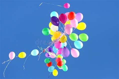 Muchos Globos Multicolores Que Vuelan En El Cielo Azul Imagen De