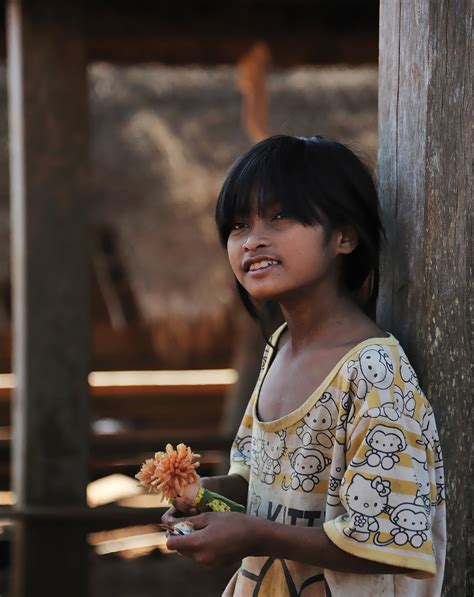 Cambodia Girl Grateful For Small Gift JuzaPhoto