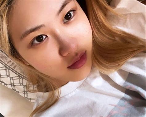 The reason i say her is because with makeup her eyes appear bigge. Rosie without makeup is absolutely beautiful | Gadis korea ...