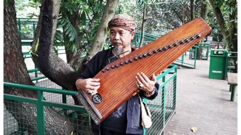 Tifa adalah alat musik yang berasal dari indonesia bagian timur, yaitu terdapat di maluku dan papua. Mengenal 12 Alat Musik dari Jawa Barat yang Khas dan Menarik