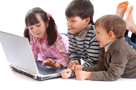Niños Con La Computadora Portátil Foto De Archivo Imagen De Escribir