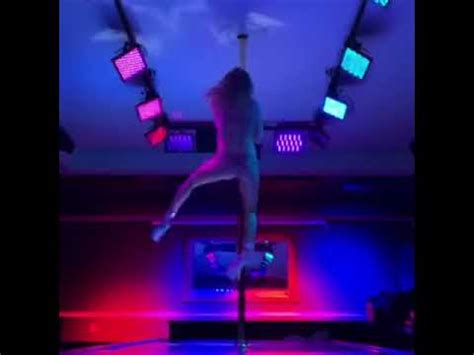 Stripper Dancing On Pole Youtube