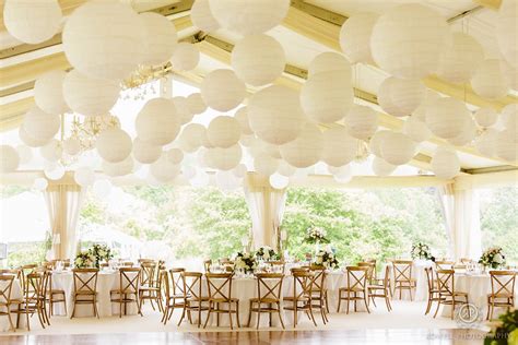 Find the perfect rustic centerpieces & decorations for your wedding. Backyard Wedding Photography from Rowell Photography