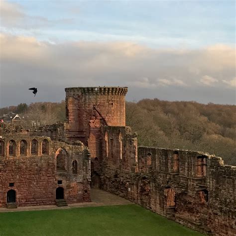 A Day Trip From Glasgow To Bothwell Castle