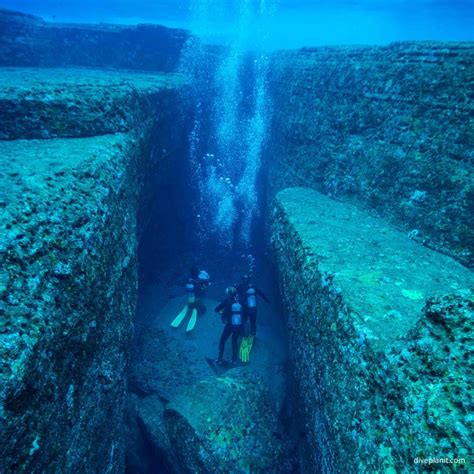 The yonaguni monument remains one of the worlds biggest unexplained mysteries. The Yonaguni Monument - an underwater mystery.