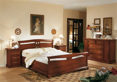 Letti matrimoniali in vero legno. Camera da letto classica in legno massello finitura noce ...