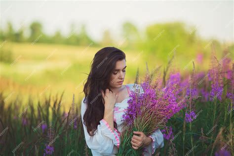 Premium Photo A Young Woman Posing On A Field
