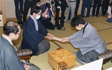 将棋の公式棋戦は現在15棋戦が実施されています。 タイトル戦は日程が重ならないように工夫されており、将棋ファンは一年を通して棋戦を楽しむことができます。 各棋戦の日程を表にしてまとめてみました。 将棋カレンダー (八大タイトル). 藤井七段が初の封じ手 将棋王位戦第2局1日目 - 読んで見フォト ...