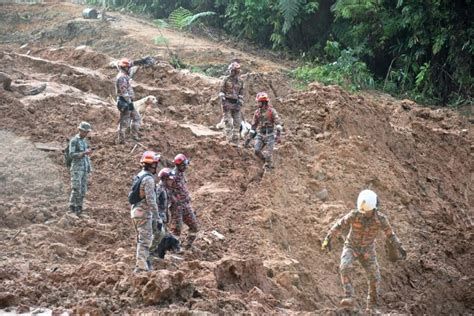 batang kali landslide rescuers to dig deeper to locate 7 remaining victims new straits times