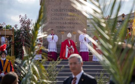 Palm sunday is a commemoration of jesus christ's humble and triumphant entry to jerusalem, only to be crucified later by the very people who welcomed him. Embrace the cross, pope says on Palm Sunday | Catholic Courier