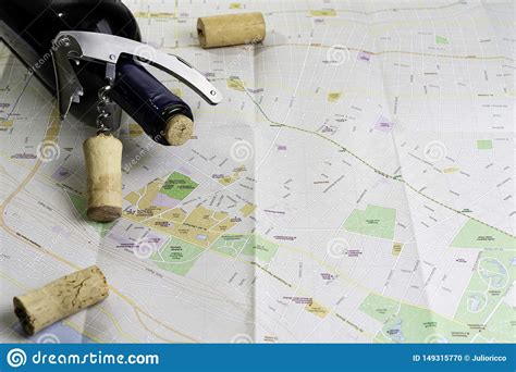 Botella De Vino Y De Corchos En El Mapa Para El Planeamiento De La Ruta