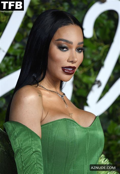 Munroe Bergdorf Sexy Seen Flaunting Her Hot Cleavage At The Fashion
