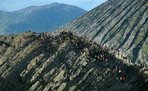Warga Suku Tengger Gelar Upacara Yadnya Kasada Di Puncak Gunung Bromo 0