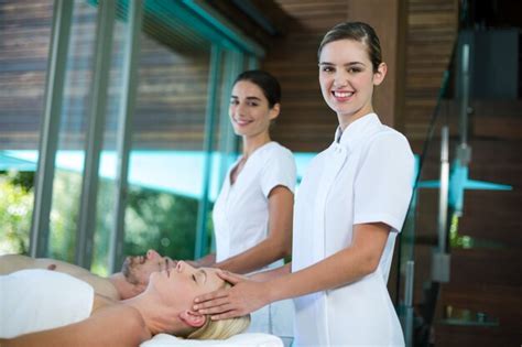 Premium Photo Woman Receiving Head Massage From Masseur