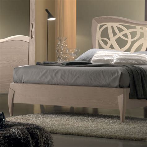Un letto matrimoniale in legno decapato bianco sarà perfetto per una camera romantica stile shabby chic, mentre un letto in legno scuro andrà inserito in un contesto più classico o addirittura barocco. Letto matrimoniale curvo con testata traforata