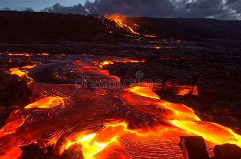 Lava De Derramamento Na Inclinação Do Vulcão Erupção Vulcânica E Magma