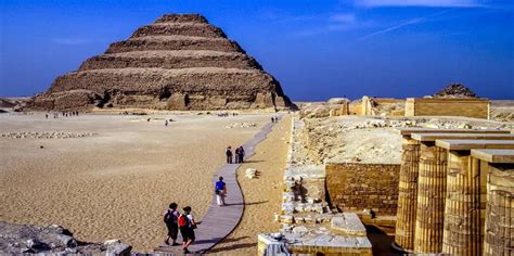 Excursão Pirâmides Mênfis E Sacará Com Voo De Hurghada Cairo Egito Getyourguide