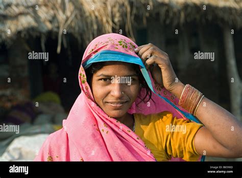 India Lucknow Uttar Pradesh Countryside Near Rae Bareli Woman