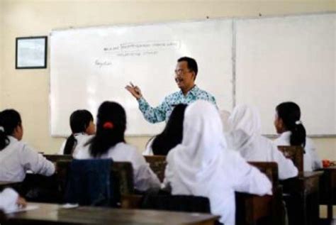 Gambar seorang guru sedang mengajar animasi. Gambar Seorang Guru Yang Sedang Mengajar - Cara Mengajarku