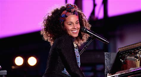 Alicia Keys And Jay Z Sing ‘empire State Of Mind’ Live In Nyc’s Times Square Alicia Keys Jay Z