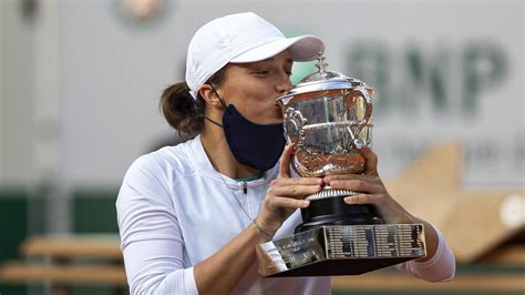 Jun 05, 2021 · paris — iga swiatek closed out her latest french open victory and raised a triumphant right fist. Polish Teenager Iga Swiatek Wins French Open 2020 - Online ...