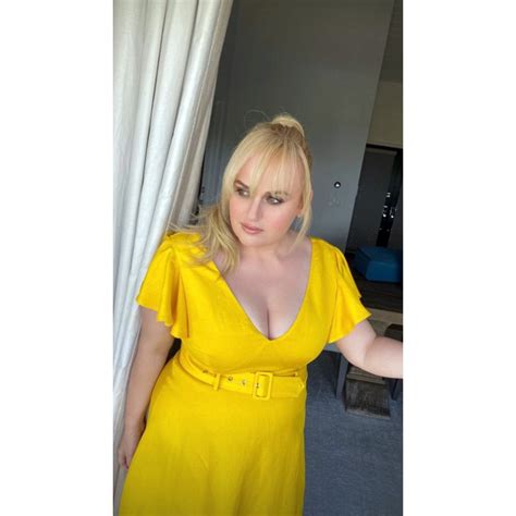 Rebel Wilson Shows Off Slim Waist Models Her Angles In Yellow Dress Us Weekly