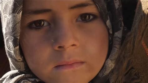شاهد أفغانٌ يدفعهم الفقرُ لبيع بناتهم بسبب الجوع Euronews