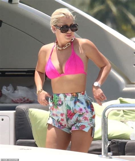Savannah Chrisley Shows Off Her Pert Derriere In Pink Bikini Bottoms On