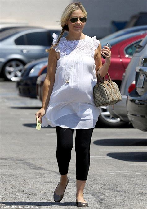 Pregnant Sarah Michelle Gellar A Vision In White As She Floats Along In