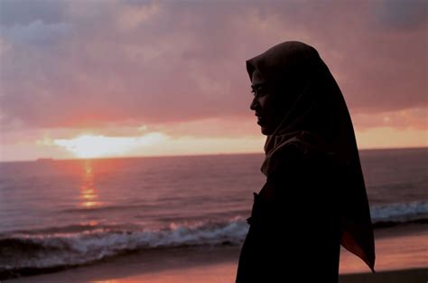 Sketsa gambar wanita berhijab aneka gambar kualitas hd sketsa gambar wanita berhijab all clip of menggambar wanita berhijab dengan pensil bhclipcom. Hijab Sunsetbeach Silhouette Beach Sunset Hijab Di 2019