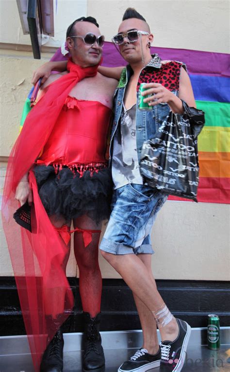 Un Hombre Travestido En El Orgullo Gay De Madrid Orgullo Gay De Madrid Foto En Bekia