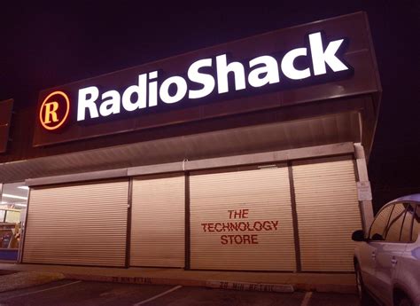 RadioShack's troubles mount; sale of stores looks likely