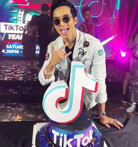 Ceriakan pemanggil anda dengan caller ringtone 'mat rukun'! Biodata Zoey Rahman, Pelakon Drama Mat Rukun, Kekasih Siti ...