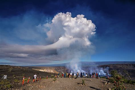 Kilauea volcano erupts into spectacular lava fountains in Hawaii width=