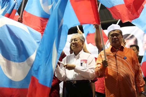 Mahathir for being the 4th and 7th prime minister of malaysia! Tun Mahathir makes gaffe during ceramah, asks audience not ...