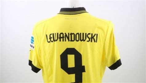 Lewandowski menolak menandatangani perpanjangan kontrak dengan dortmund untuk 2014 dan ia berhak untuk hengkang. Lewandowski B.Dortmund match worn shirt, Bundes Liga 12/13 ...