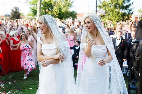 Identical Twin Brides 💐💐
