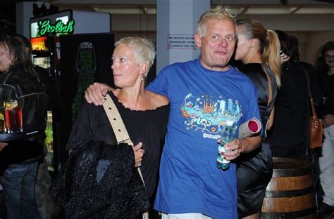 Kazik staszewski nie posiada żadnego konta na fb. Kazik Staszewski pokazał żonę - zdjęcie nr 2