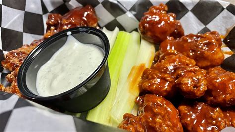 Des Moines’ best chicken wings - Axios Des Moines