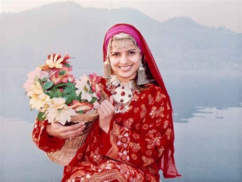 Traditional Dress Of Kashmir Costumes Of Jammu And Kashmir