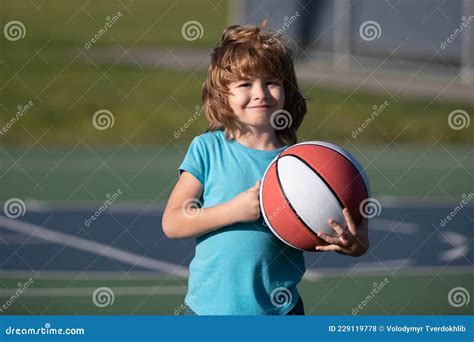 Niños Jugando Al Baloncesto Niño Preparándose Para El Baloncesto