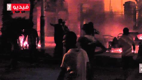 تزايد حدة الاشتباكات بعد انسحاب الشرطة من محيط جامعة القاهرة Youtube