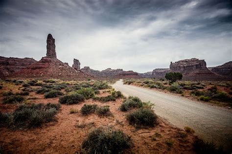 If you are coming from the northeast, maybe after having gone on a tour of the parks in utah around moab, you must travel 17 miles past bluff. Utah, Valley of the Gods | Motorcycle Diaries
