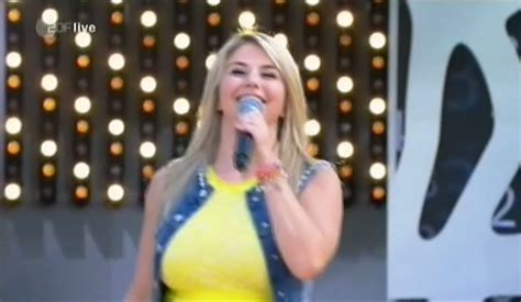 Twitter spottet über andrea kiewel. Beatrice egli zdf fernsehgarten | Beatrice Egli: Busen ...
