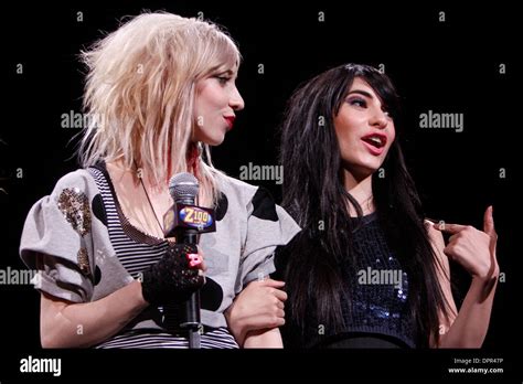 Dec 12 2008 New York New York Usa Twin Sisters Lisa And Jessica Origliasso Known As The