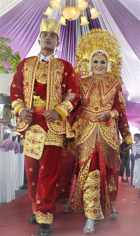 Dia mencari josh, ia melihat kamera elise terdapat foto bayangan seorang wanita dengan gaun pengantin. Baju Adat Minang Warna Hitam - Pakaian Nusantara