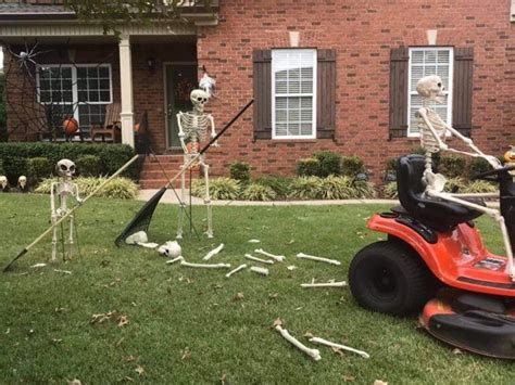 This Guy Decorates His Yard With A New Skeleton Scene Every Day And It S Hilarious In 2021