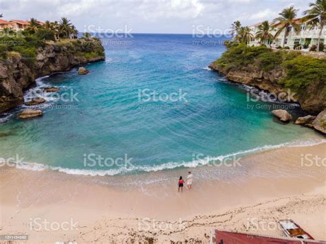Foto De Playa Lagun Beach Cliff Curacao Linda Baía Tropical Com Areia Branca E Oceano Azul