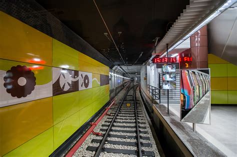 Trenuri de metrou la piața victoriei. Fotografii cu noile stații de metrou din București ca să știi cu ce se mai laudă Guvernul - VICE