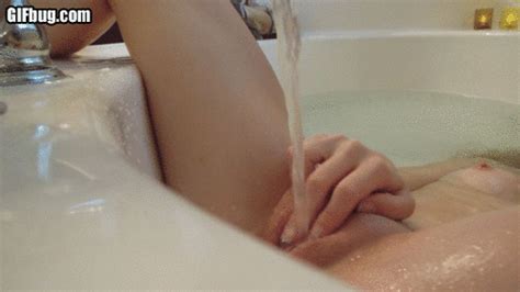 Chicas se bañan y lavan sus conchitas gifs Poringa